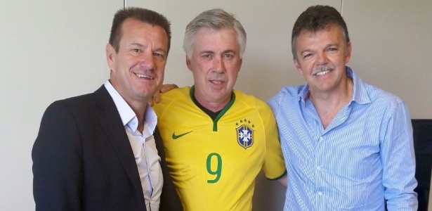 Ancelotti posa com camisa da seleção brasileira - Divulgação/CBF