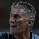 Edgardo Bauza orienta o time do San Lorenzo durante a partida contra o São Paulo, na Libertadores - Juan Mabromata/AFP