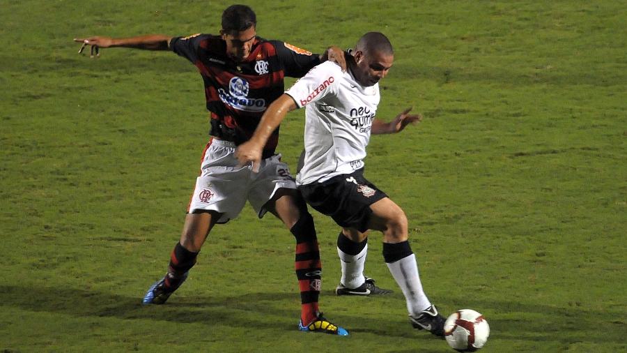 Ronaldo em ação no duelo Corinthians x Flamengo, marcado pela eliminação corintiana na Libertadores - Adriano Vizoni/Folha Imagem