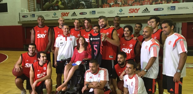Lais Souza ganha camisa e é homenageada pelo elenco do basquete do Flamengo - Guilherme Costa / UOL Esporte