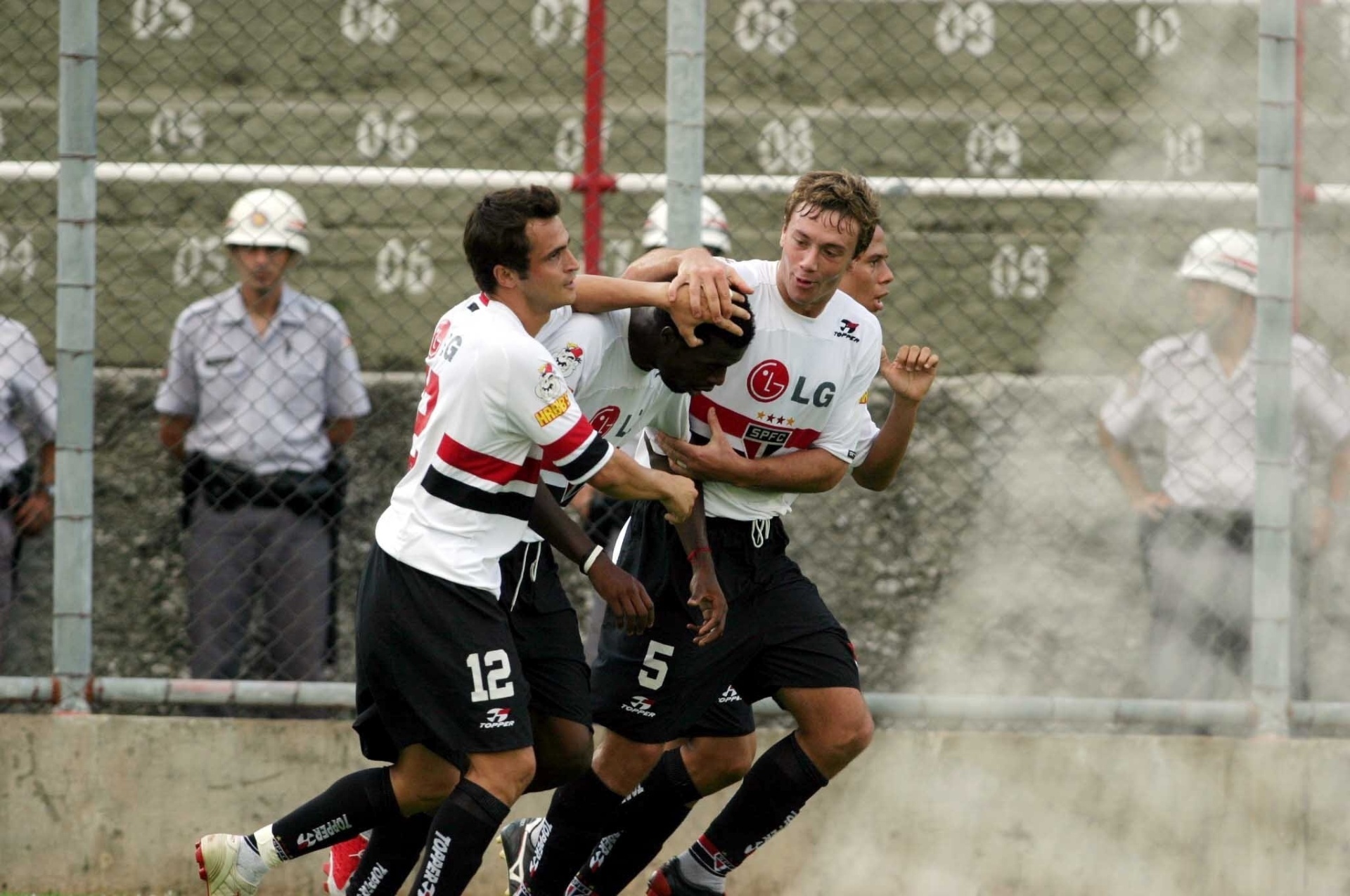 Grafite é saudado por Falcão e Lugano após marcar contra o Mogi Mirim, na última rodada do Paulistão 2005 - Fernando Santos/FolhaImagem