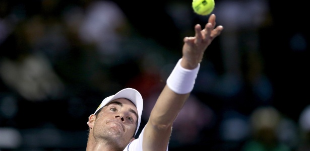 John Isner se prepara para sacar em Miami - Matthew Stockman/Getty Images