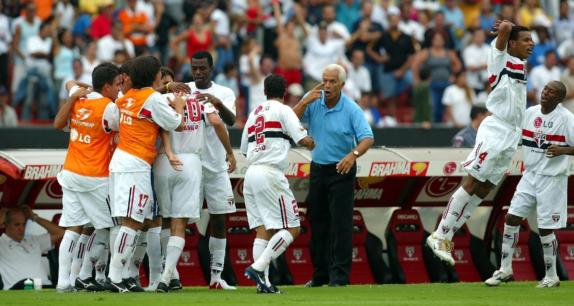 Leão orienta os jogadores do São Paulo durante a vitória sobre o Corinthians no Paulistão 2005