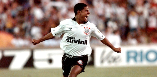 Marcelinho Carioca fez história no futebol com a camisa do Corinthians - Antonio Gaudério/Folha Imagem