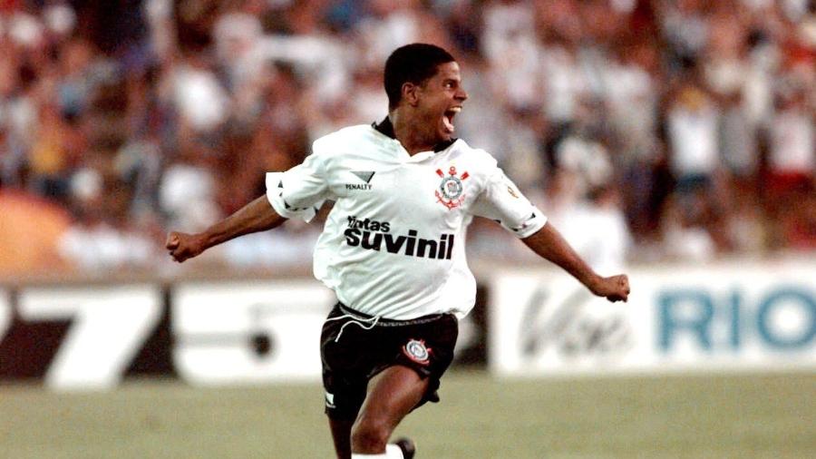 Marcelinho Carioca comemora gol marcado no clássico Corinthians e Palmeiras - Antonio Gaudério/Folha Imagem