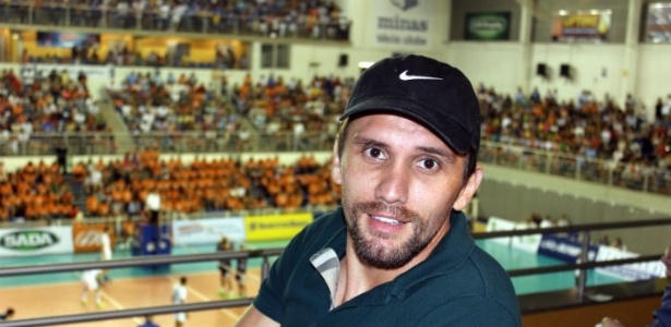 Paulo André, zagueiro do Cruzeiro, é fã de vôlei e acompanha partida na capital mineira - Renato Araújo/Sada Cruzeiro Divulgação