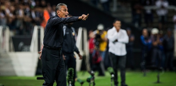 Tite orienta os jogadores do Corinthians durante a vitória sobre o Danubio - Eduardo Anizelli/Folhapress