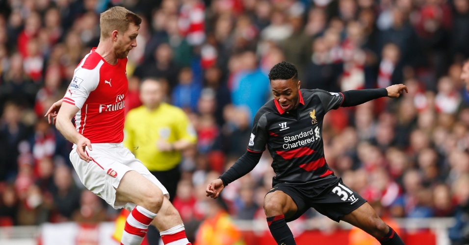 Mertesacker  disputa bola com Raheem Sterling no jogo entre Arsenal e Liverpool pelo Campeonato Inglês
