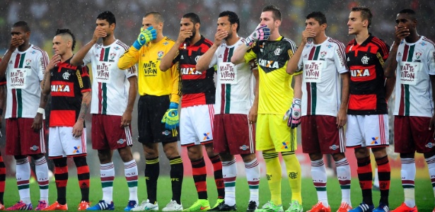 Jogadores de Flamengo e Fluminense protestaram contra a censura no Carioca - DHAVID NORMANDO/FUTURA PRESS/ESTADÃO CONTEÚDO
