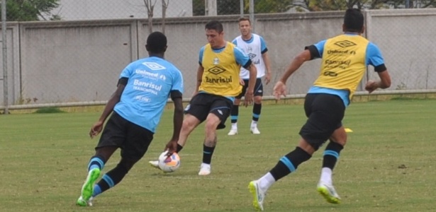 Cristian Rodríguez domina bola em treinamento do Grêmio e volta ao time - Marinho Saldanha/UOL