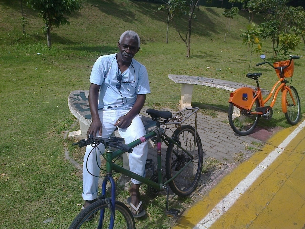 Antônio Roberto Rufino, morador da região e usuário da ciclovia, aproveita um dos poucos pontos de descanso espalhados pelo trajeto