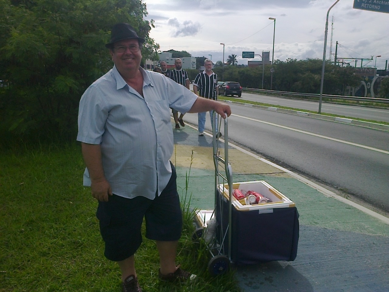 Ao longo do trajeto, existem vendedores ambulantes, como Antonio Rosseto