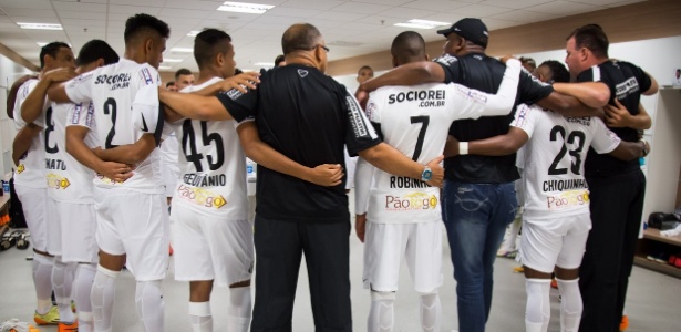 Atletas e comissão técnica do Santos no vestiário visitante da Arena Corinthians - Divulgação/Santos FC