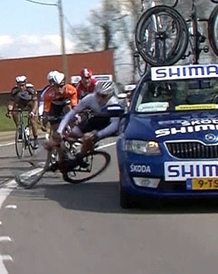 O ciclista neozelandês Jesse Sergent, da Trek Factory Racing, foi derrubado por um carro de serviço no Tour de Flanders