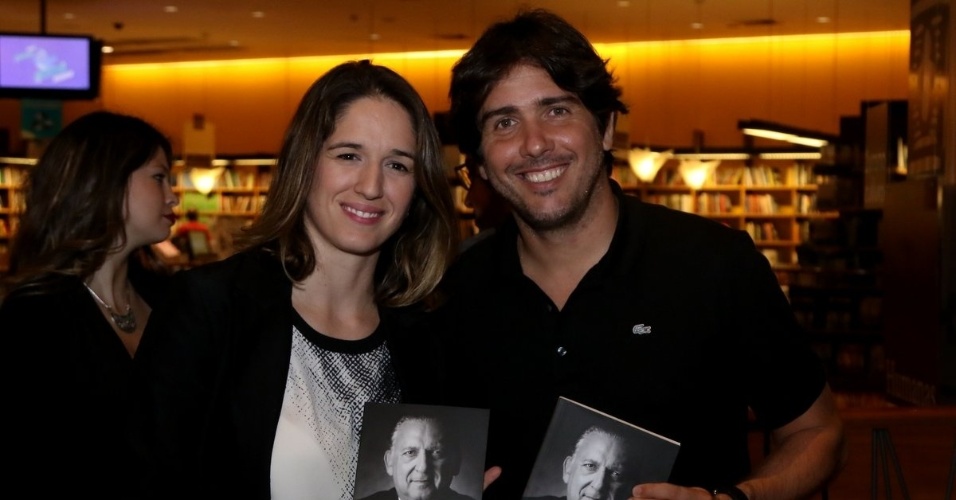 Bia Figueiredo e Cacá Bueno participam do lançamento do livro "Fala, Galvão"