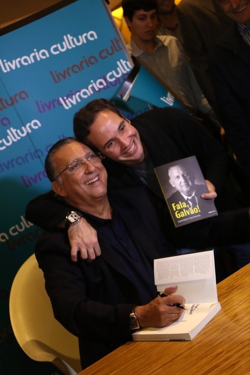 Caio Ribeiro cumprimenta Galvão Bueno durante o lançamento do livro "Fala, Galvão"