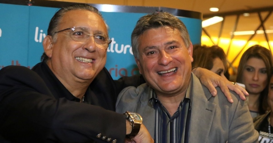 Cléber Machado cumprimenta Galvão Bueno durante o lançamento do livro "Fala, Galvão"