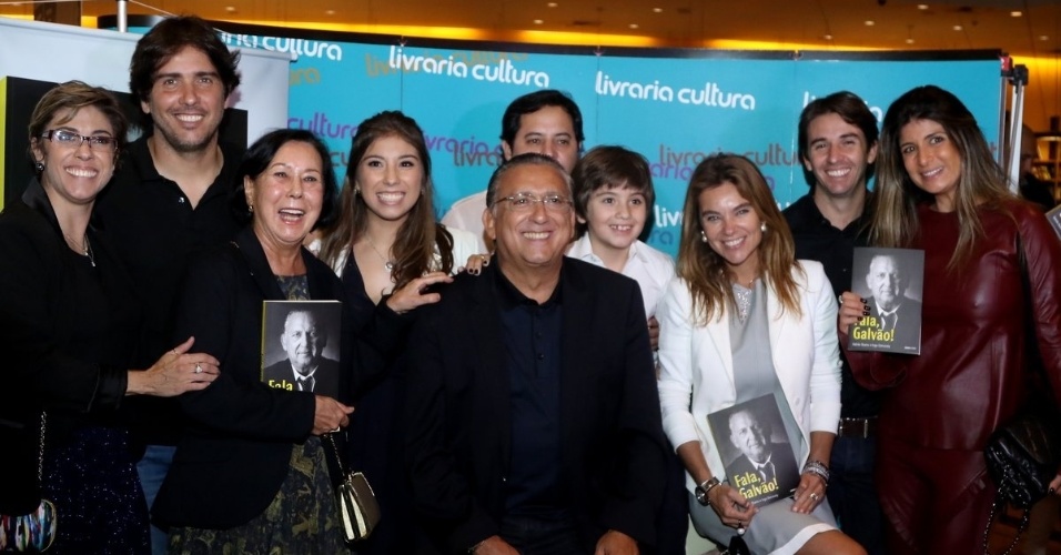 Galvão Bueno posa com a família durante o lançamento do livro "Fala, Galvão"