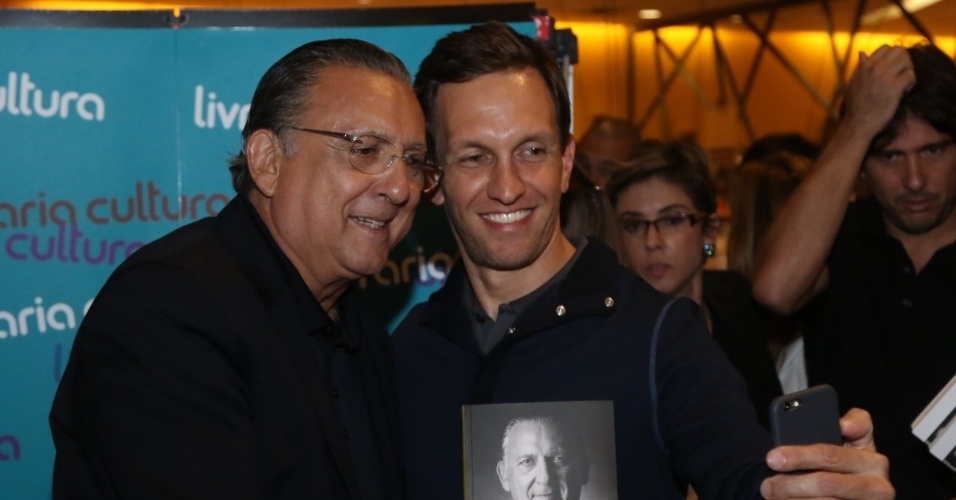 Luciano Burti cumprimenta Galvão Bueno durante o lançamento do livro "Fala, Galvão"