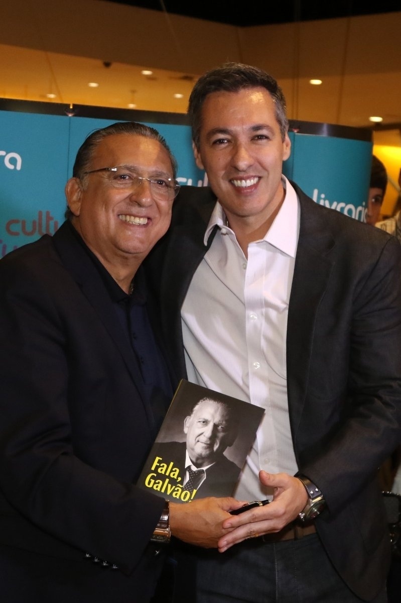 Nivaldo Prieto cumprimenta Galvão Bueno durante o lançamento do livro "Fala, Galvão"