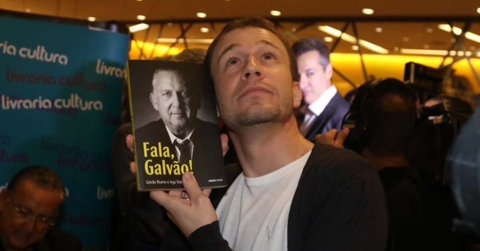 Tiago Leifert participa do lançamento do livro de Galvão Bueno
