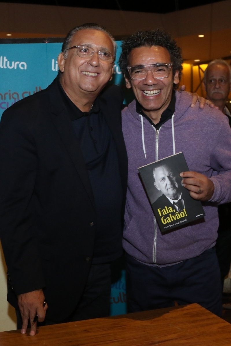 Wilson Simoninha cumprimenta Galvão Bueno durante o lançamento do livro "Fala, Galvão"