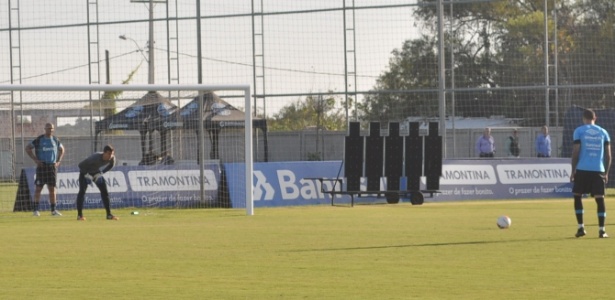 Braian Rodríguez se prepara para cobrar pênaltis em treino do Grêmio - Marinho Saldanha/UOL