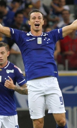 Leandro Damião comemora gol do Cruzeiro contra o Mineiros pela Libertadores