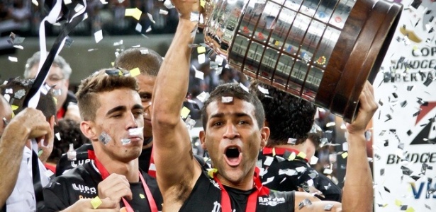 Pierre ergue a Taça Libertadores conquistada pelo Atlético-MG em 2013 - Bruno Cantini/Clube Atlético Mineiro