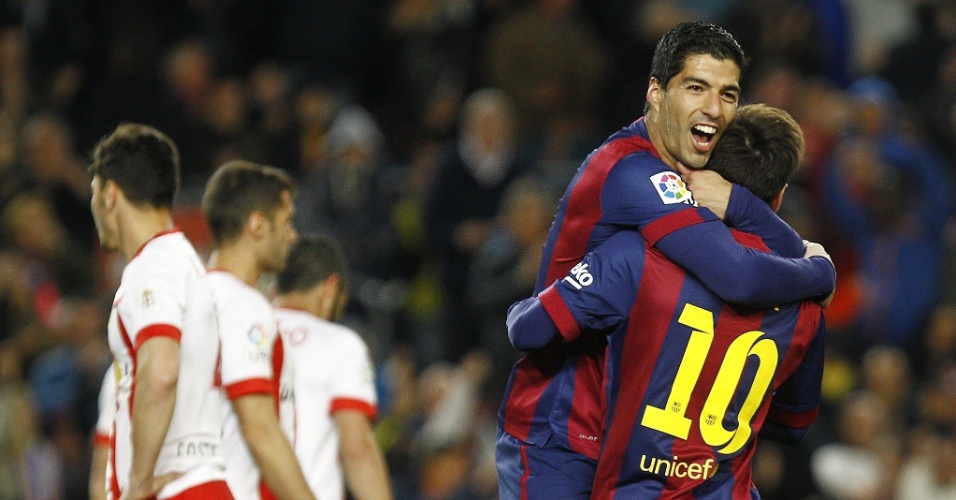 Suárez marca o segundo do Barcelona contra o Almería e comemora junto com Lionel Messi