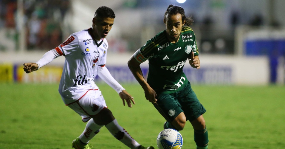Valdivia em ação durante a partida Palmeiras e Ituano, que marcou o seu retorno ao time titular