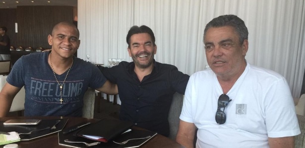 O atacante Walter (e), seu empresário, Téo Constantin (c), e o diretor do Atlético-PR, Paulo Carneiro - Reprodução/Twitter