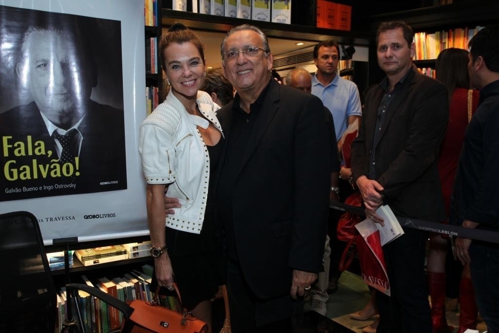 09.abr.2015 - Diversos artistas, esportistas, jornalistas, celebridades, parentes e amigos presenciaram nesta quinta-feira o lançamento do livro "Fala, Galvão" no Rio de Janeiro. Na foto, Galvão e sua mulher, Desirée - Agnews
