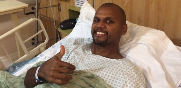 Goleiro Jefferson faz sinal de positivo após cirurgia bem-sucedida - SMG assessoria