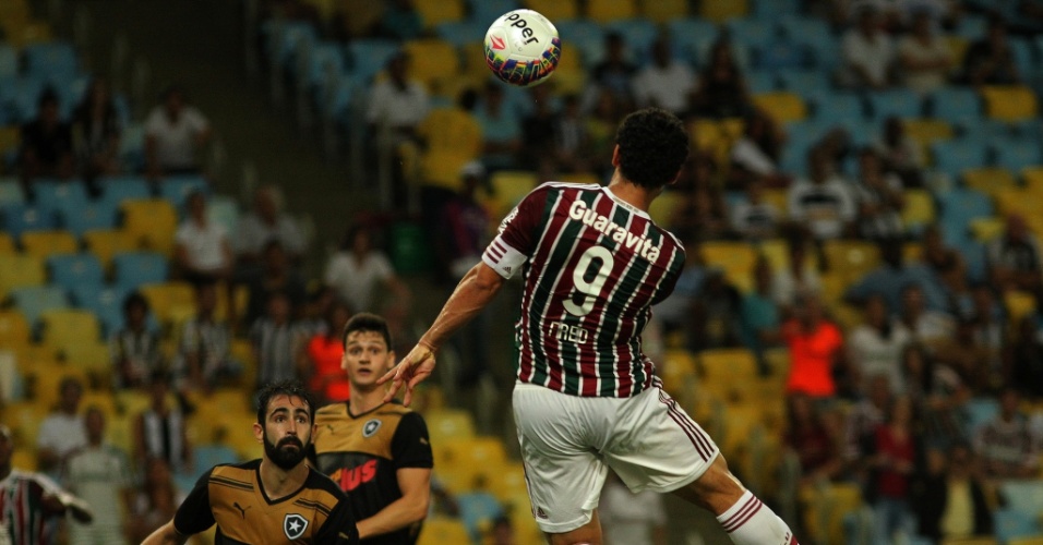 Fred sobe para marcar o primeiro gol do Fluminense contra o Botafogo, em jogo do Campeonato Carioca