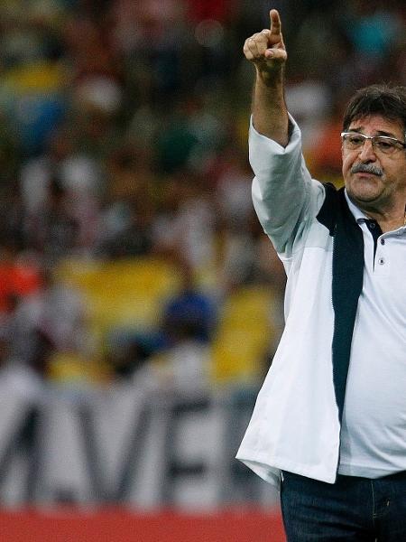 Renê Simões orienta o time do Botafogo durante o clássico com o Fluminense, que valeu vaga na final do Carioca - Vitor Silva/SSPress