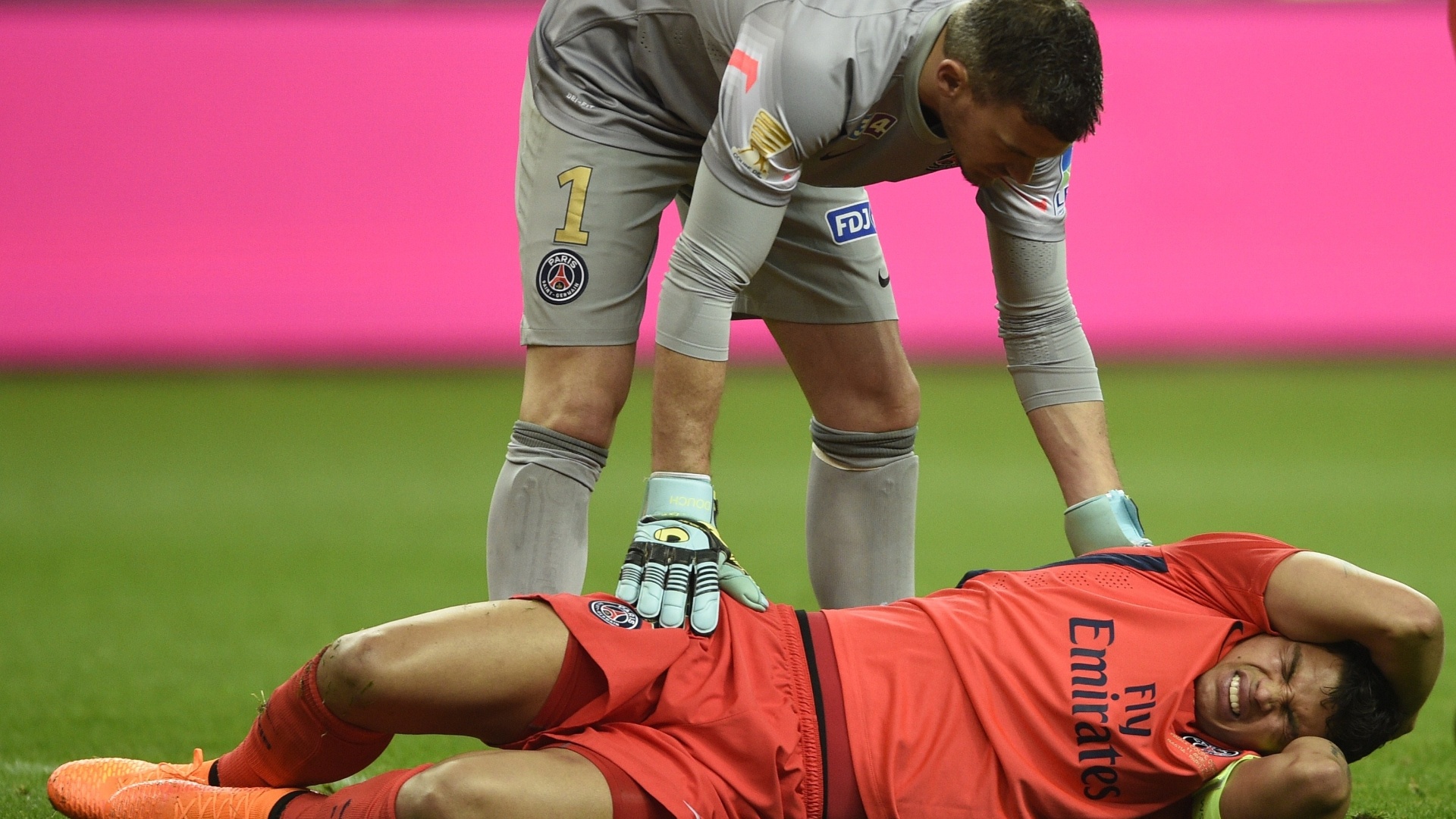 Thiago Silva fica caído após sofre um pisão na cabeça durante a final da Copa da Liga francesa, entre PSG e Bastia