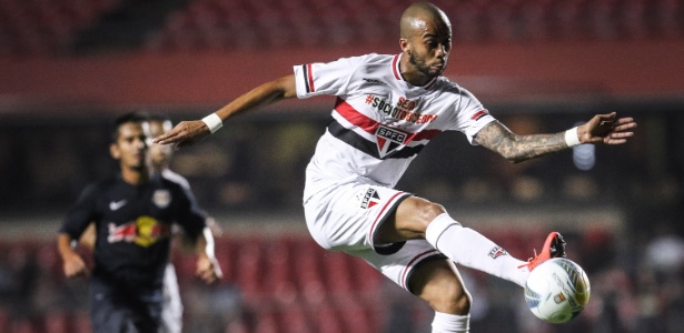 Wesley, em sua estreia pelo São Paulo, participa de uma jogada de ataque contra o Red Bull, pelo Paulistão - Ricardo Nogueira/Folhapress