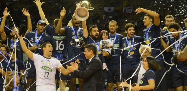 Jogadores do Sada Cruzeiro comemoram título da Superliga sobre o Sesi - Divulgação/CBV
