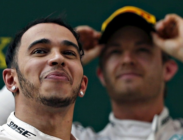 Hamilton negou que tenha diminuído o ritmo de propósito para prejudicar Rosberg na China - ALY SONG/Reuters