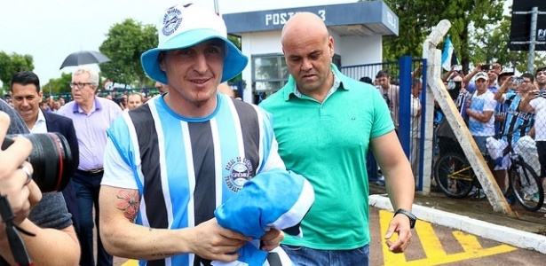 Cristian Rodríguez foi recebido com festa pelo Grêmio, mas não conseguiu jogar - Lucas Uebel/Divulgação/Grêmio