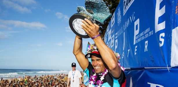 Kelly Slater com a taça de sua última vitória, em dezembro de 2013, no Havaí - WSL / Kirstin Scholtz