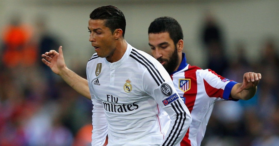 Cristiano Ronaldo é marcado de perto por Arda Turan, durante partida entre Real Madrid e Atlético de Madri, pela Liga dos Campeões