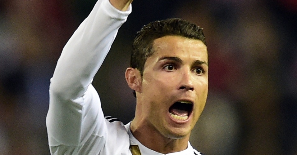 Cristiano Ronaldo reclama durante a partida entre Real Madrid e Atlético de Madri, pela Liga dos Campeões