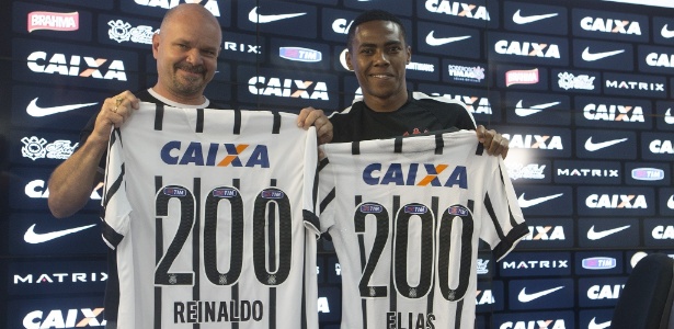 Elias recebe a camisa do sócio Reinaldo antes de completar 200 partidas pelo Corinthians - Daniel Augusto Jr/Agência Corinthians