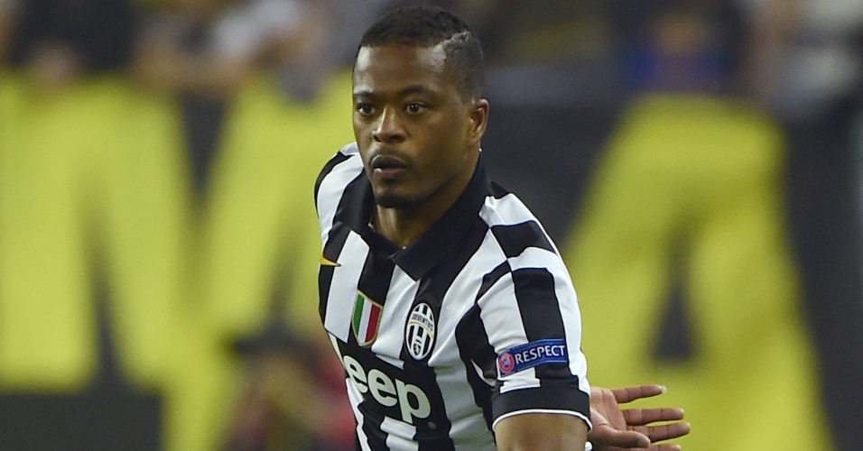 Evra domina a bola durante a partida entre Juventus e Monaco, pela Liga dos Campeões