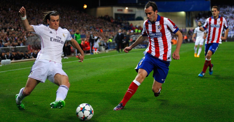 Gareth Bale tenta evitar a saída da bola durante partida entre Real Madrid e Atlético de Madri, pela Liga dos Campeões