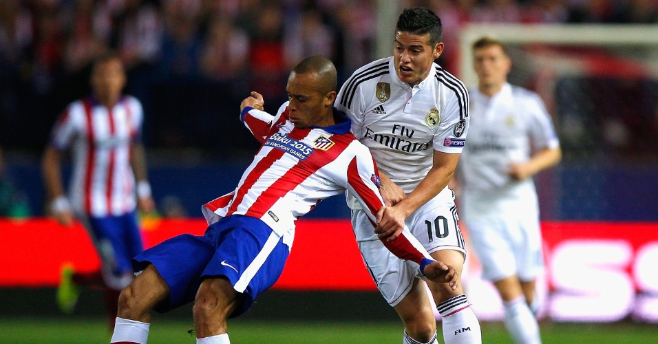 James Rodríguez tenta roubar a bola de Miranda, durante partida entre Atlético de Madri e Real Madrid, pela Liga dos Campeões