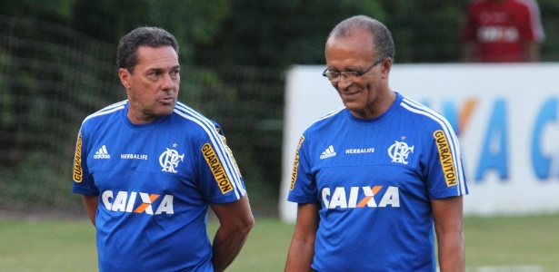 Luxa caminha com o auxiliar técnico Jayme de Almeida em treino do Flamengo - Gilvan de Souza/ Flamengo