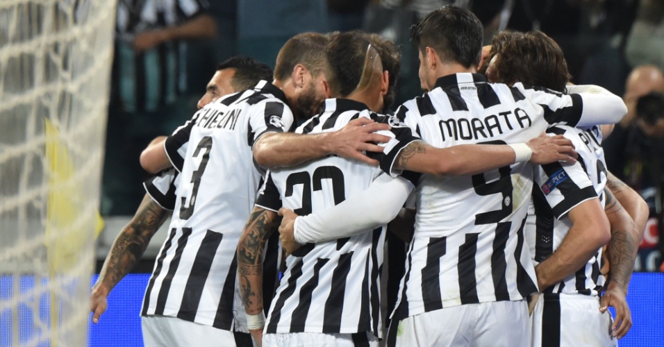 Jogadores da Juventus comemoram gol marcado por Vidal contra o Monaco, pela Liga dos Campeões